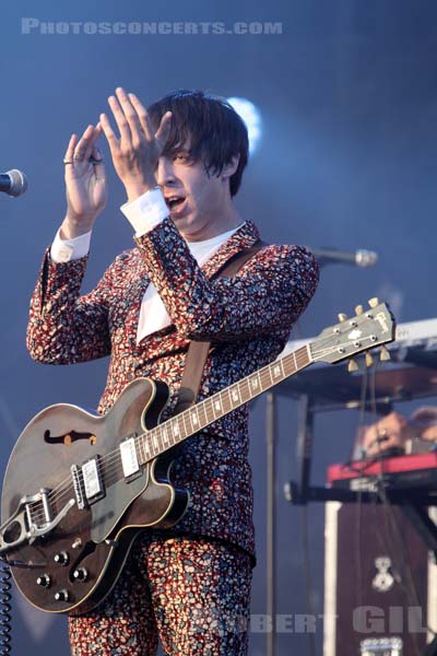 MILES KANE - 2013-07-18 - PARIS - Parvis de l'Hotel de Ville - Miles Kane